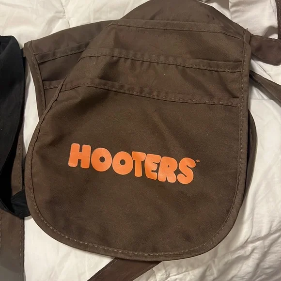 Hooters - Picture 2 of 2
